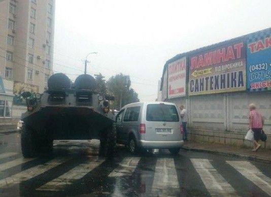 У Вінниці автомобіль потрапив в ДТП з БТРом: фотофакт