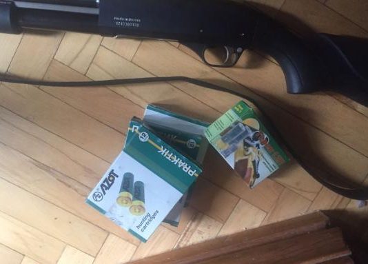 У Києві пенсіонерка пострілом з вікна поранила дівчину