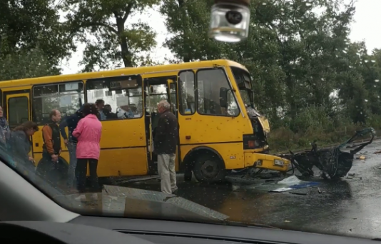 Страшна ДТП під Києвом: після зіткнення з маршруткою від легкового автомобіля практично нічого не залишилося