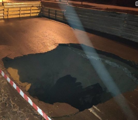 У Запоріжжі просто під фурою провалився асфальт: є фото