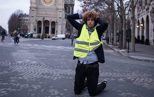У Франції знову спалахнули протести ”жовтих жилетів”: десятки затриманих