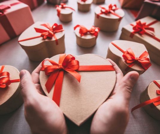 Что подарить мужчине на День влюбленных? Список идей