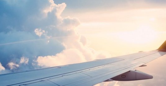 У Перу військовий літак впав на припарковані автомобілі