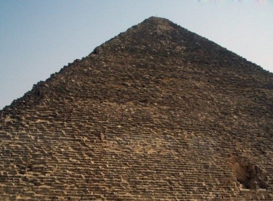 Біля найдавнішої піраміди Єгипту знайшли загадкове поховання