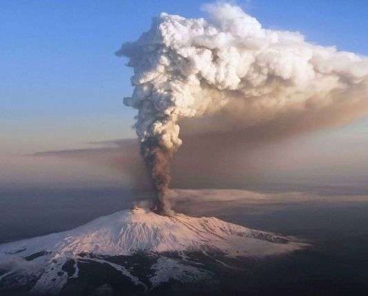 На Сицилії активізувався вулкан Етна, частину авіарейсів скасували