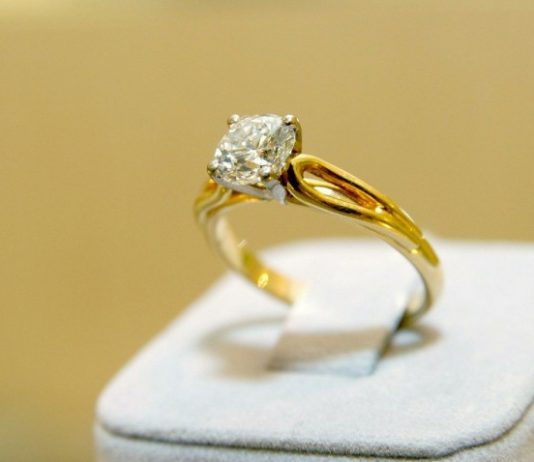 Золотое кольцо с бриллиантом. Как выбрать и где купить?
