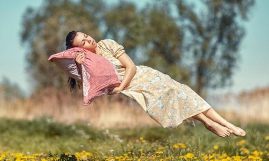 Вчені розповіли, чому людина «падає» уві сні