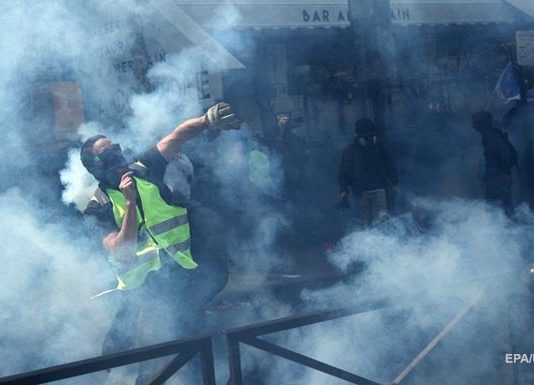 У Парижі нові зіткнення поліції з “жовтими жилетами”