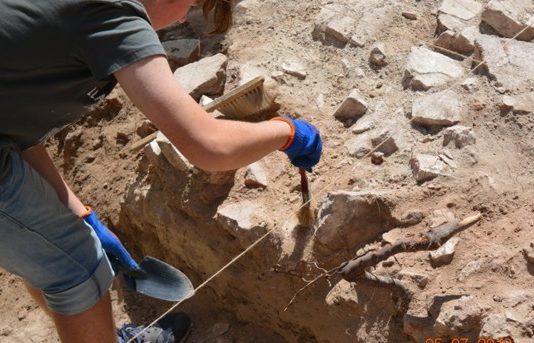 Біля стін Софії Київської знайшли древній фундамент і монети