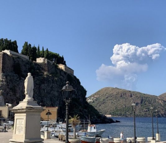 В Італії прокинувся вулкан Стромболі: туристи кидалися в море