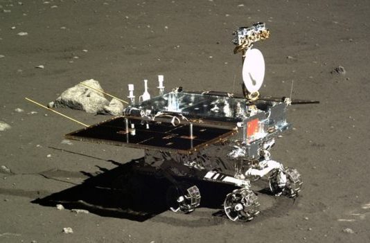 Китайський ровер продовжує робити дивовижні фото далекої сторони Місяця