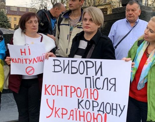 Схід проти “формули Штайнмаєра”: жителі Донбасу приєдналися до акцій протесту