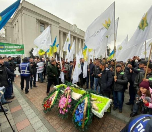 Принесли свиню у труні: націоналісти заблокували Раду