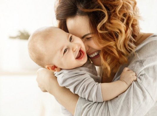 У Мінсоцполітики хочуть дозволити жінкам годувати на роботі немовлят