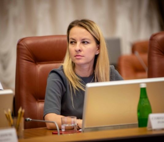 Міністр соцполітики заробила в грудні більше 200 тисяч гривень