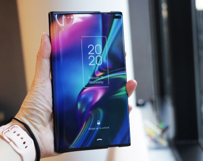 tcl-rollable-extendable-phone-mock-up-1