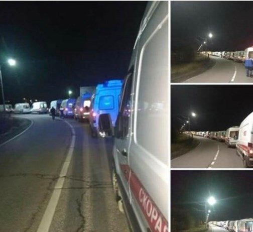 У Москві не встигають приймати хворих COVID-19: з’явилися кадри черги зі “швидких”