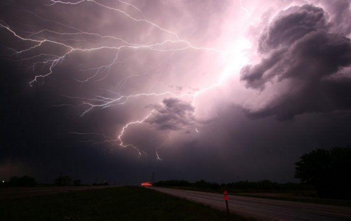 lightning_1056419_1920_1_1300x820