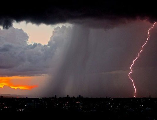 Україну на вихідних накриє потужна грозова стихія: які області під загрозою