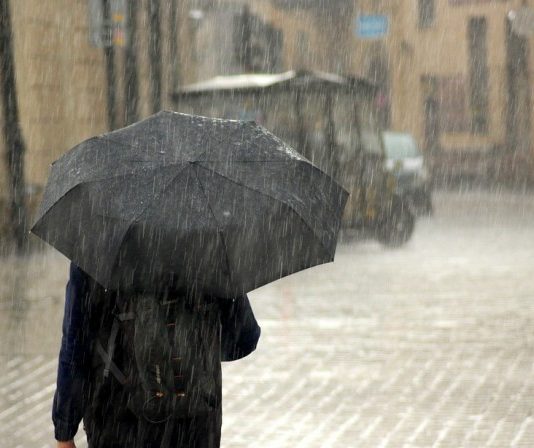 Готуйте парасолі і куртки: синоптики розповіли про погоду в Україні в кінці тижня