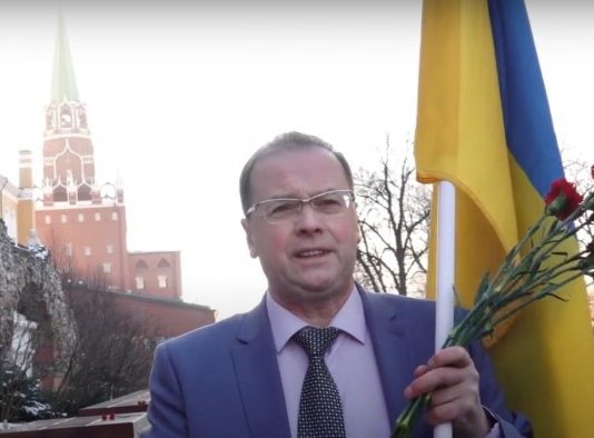 Росіянин з українським прапором поклав квіти біля Кремля