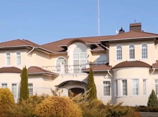 Журналісти показали найдорожчі будинки Козина, де мешкають Порошенко, Тимошенко та інші відомі політики