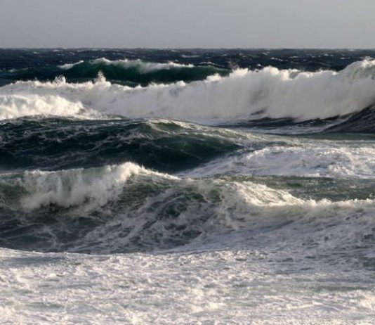 В акваторії Азовського моря оголошено штормове попередження