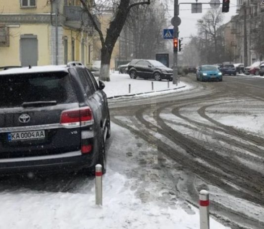 Арахамія перепросив за припаркований Land Cruiser, поскаржившись на відсутність особистого водія