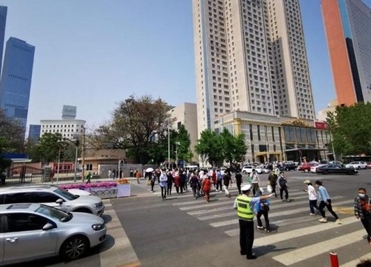 У Китаї авто зі швидкістю влетіло в людей на переході, є жертви