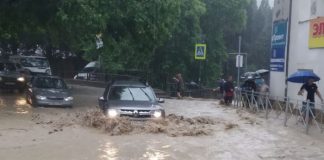 В Криму продовжуються зливи: затопило Ялту, введено режим НС