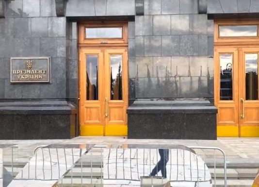 Двері на Банковій відремонтували без торгів майже за чверть мільйона гривень