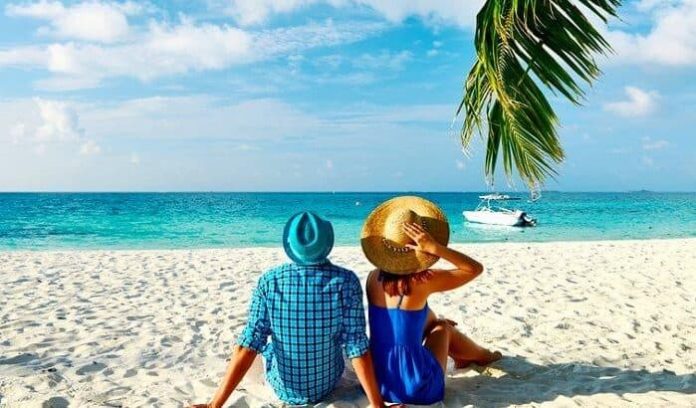beach-couple-700x410