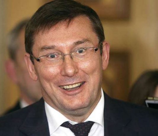 Луценко розказав, як Янукович на «кубику» і з шансоном возив його в Межигір’я