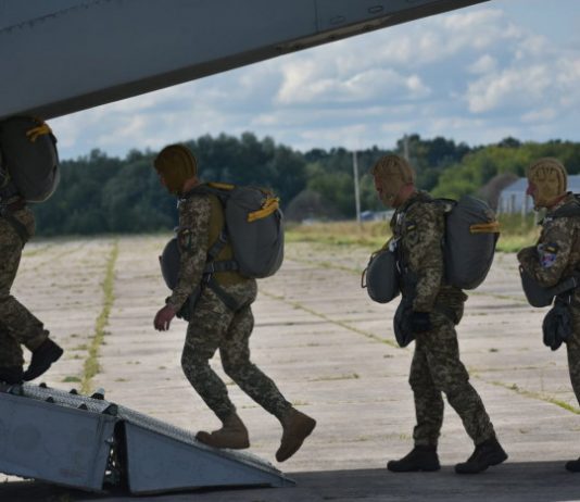 Українські десантники випробовують на літаках Ан-26 американські парашутні системи Т-11