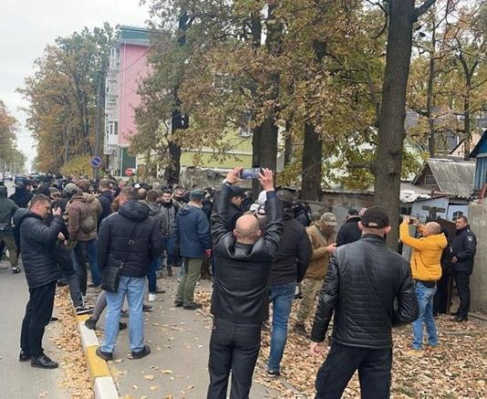 На Київщині близько пів сотні людей протестували через побиття неповнолітніми ромами місцевого жителя