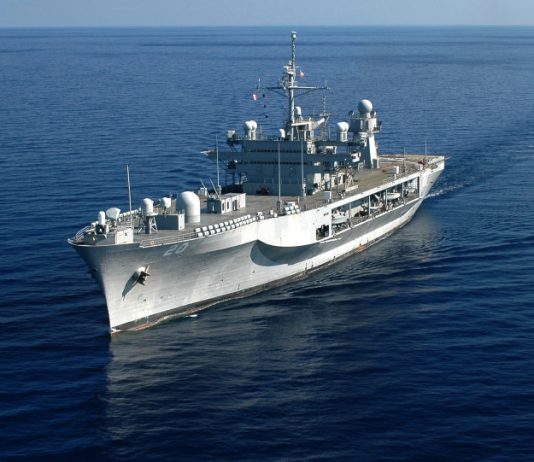 На тлі стягування до кордонів України військ РФ у Чорне море прямує флагман Шостого флоту США