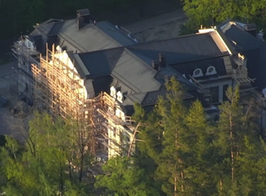 У маєтку Віктора Медведчука журналісти-розслідувачі виявили приватну церкву та 227 ікон