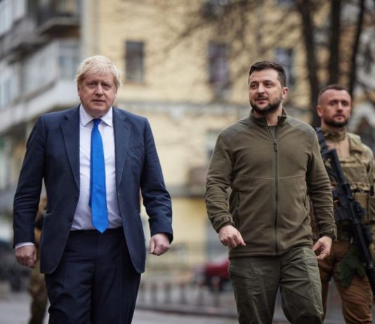 Фліску Володимира Зеленського продали на аукціоні у Лондоні більш ніж за $110 тисяч