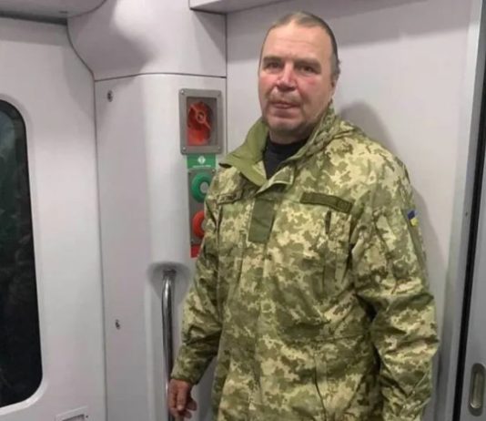 “Укрзалізниця” потрапила у скандал: провідник вигнав військового з купе через “поганий запах”